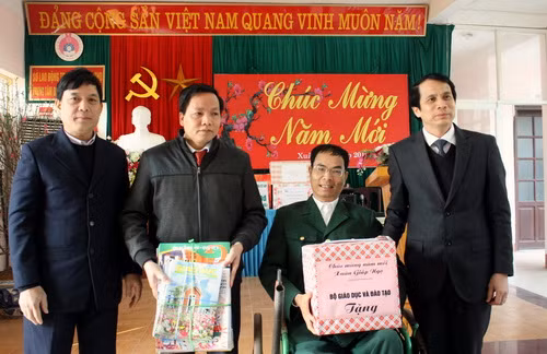 Bộ GD&ĐT chúc Tết thương bệnh binh tại Phú Thọ