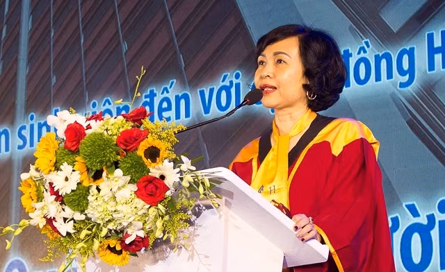  NGƯT.GS Mai Hồng Quỳ- Hiệu trưởng HSU phát biểu tại lễ khai giảng