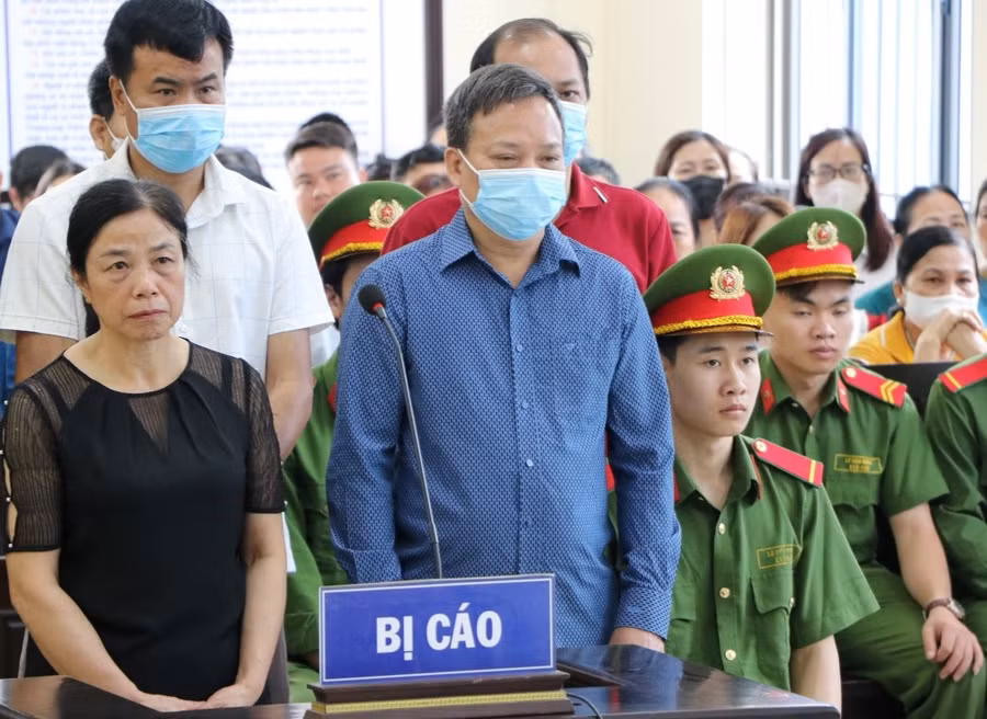 Bị cáo Nguyễn Thanh Trì (áo xanh), nguyên Chánh Thanh tra tỉnh Lai Châu bị tuyên án sơ thẩm 2 năm 6 tháng tù.
