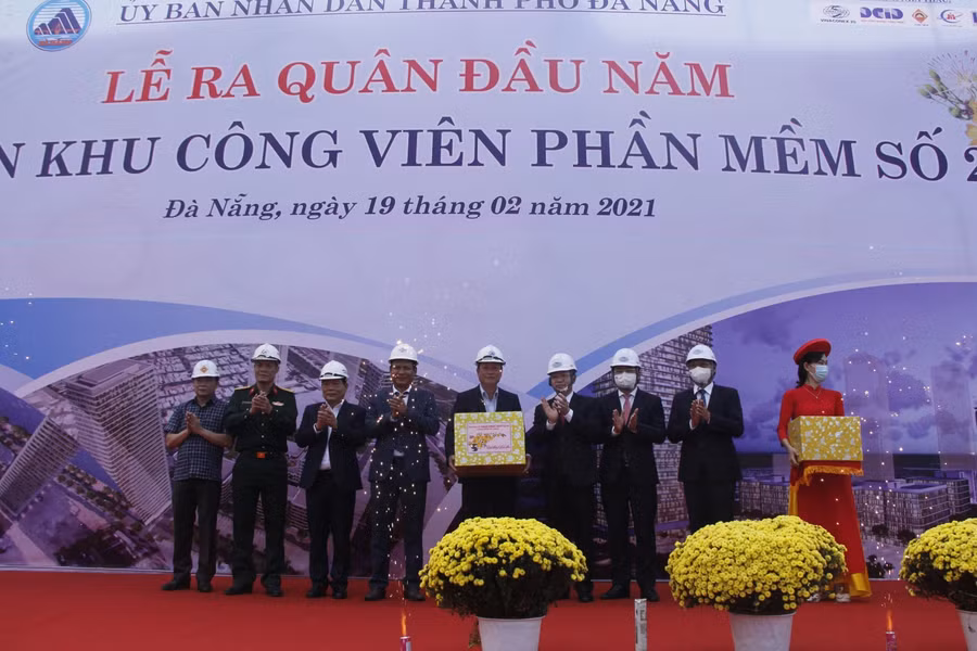 Ông Nguyễn Văn Quảng (thứ 4, từ phải sang) – Bí thư Thành ủy Đà Nẵng tặng quà Tết cho BQL và công nhân thi công công trình dự án Công viên phần mềm số 2.