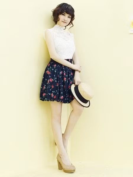 4 cách phối đồ với chân váy hoa xòe siêu xinh ảnh 6