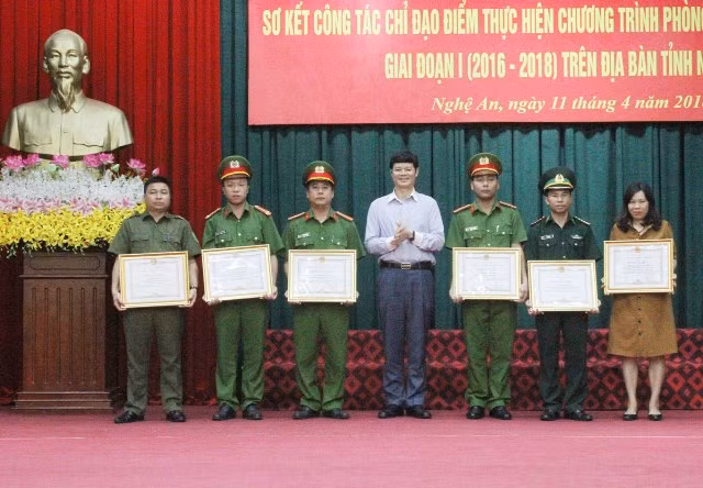 Các đơn vị tích cực trong phòng chống mua bán người nhận bằng khen của UBND tỉnh Nghệ An