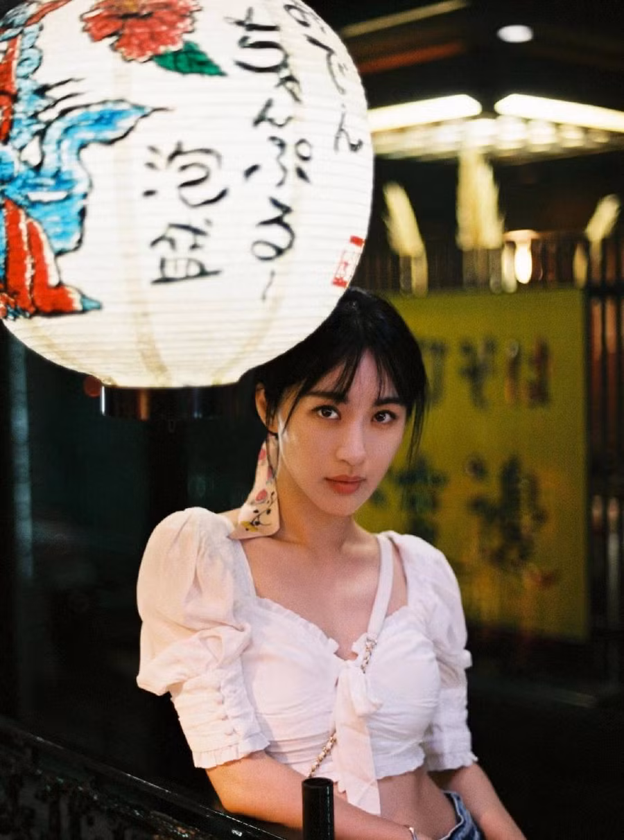 Sở hữu đôi chân dài, vòng một gợi cảm, không ngại ngần diện những trang phục khoe thân.