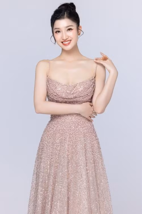 Á hậu 2 Nguyễn Phương Nhi.