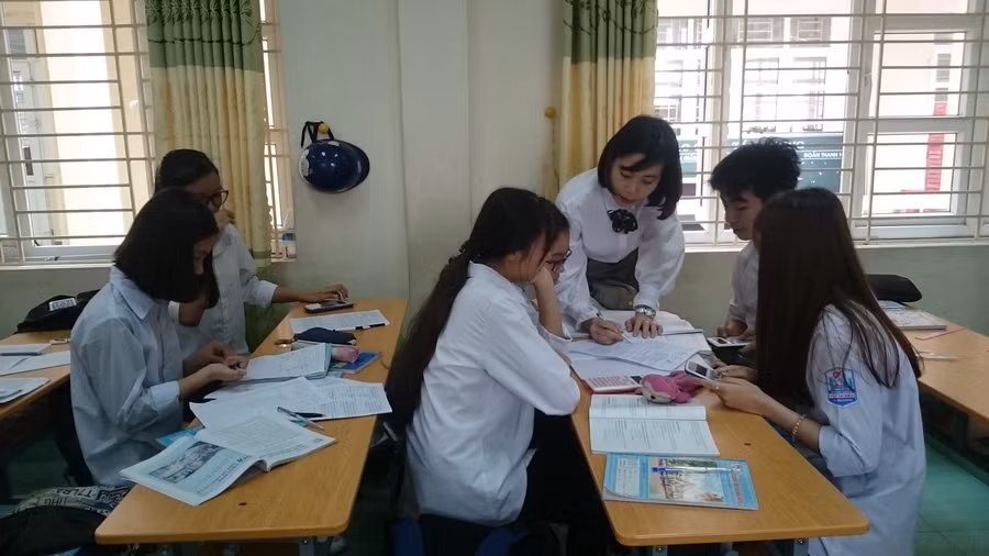 Các trường đang dạy song song với tổ chức ôn tập cho HS. Ảnh: Ngọc Dư