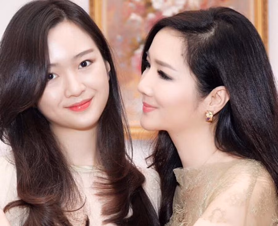 Hoa hậu Giáng My và con gái Anh Sa.