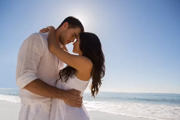 Mọi người đàn ông đều bị kích thích bởi mùi hương ngọt ngào của một người phụ nữ. (Ảnh: ITN)