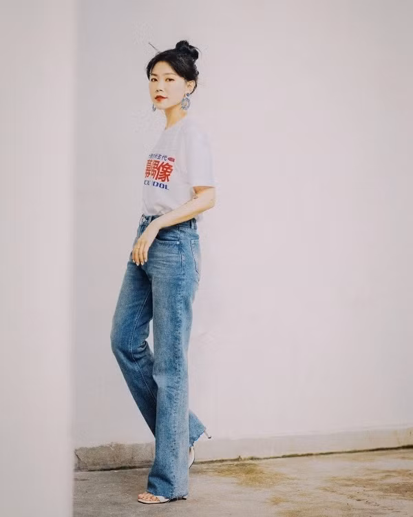 Set đồ đơn giản đẹp “ngút ngàn” cho nàng diện mùa nóng ảnh 3 Instagram tuần qua; mùa hè vẫn vô tư diện quần jean với những cách mix đơn giản mà trẻ trung