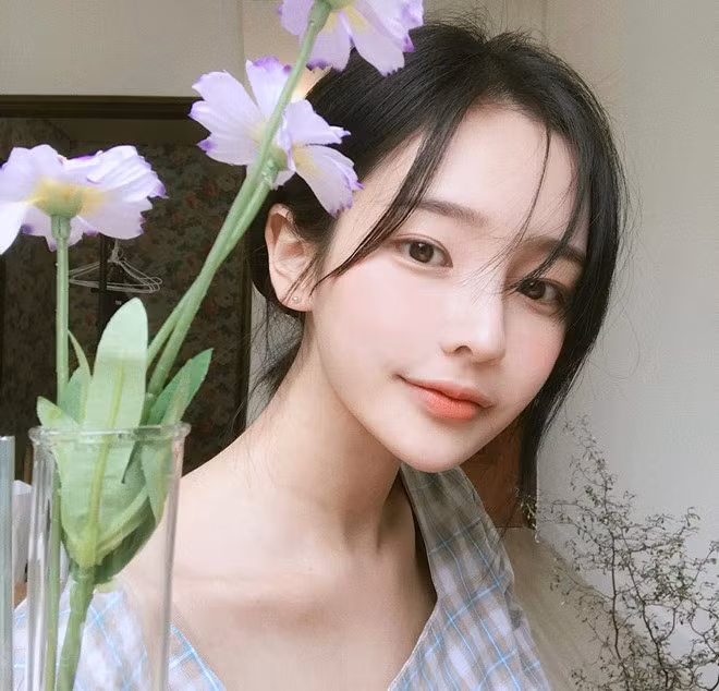Loạt hot girl Hàn Quốc giống nhau đến mức khó phân biệt ảnh 4 Loat hot girl Han Quoc giong nhau khien dan mang kho long phan biet hinh anh 4