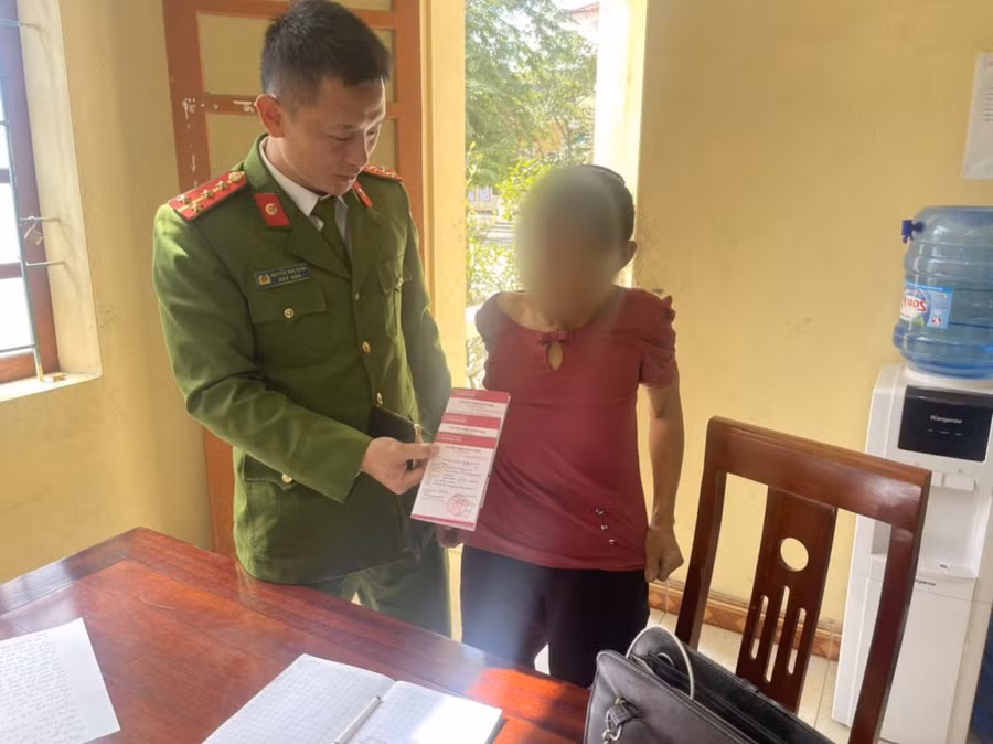 Nhờ sự giúp đỡ kịp thời của công an, bà H. không bị kẻ xấu lừa đảo.