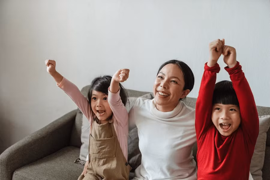 Mối quan hệ con có với bạn là mối liên kết đầu tiên chúng hình thành với người khác. (Ảnh: ITN).