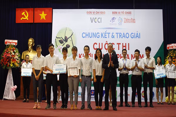 Tác giả 6 dự án xuất sắc tại vòng chung kết chụp hình kỉ niệm Tác giả 6 dự án xuất sắc tại vòng chung kết chụp hình kỉ niệm
