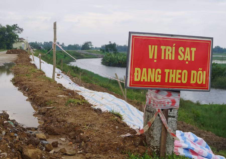 Đoạn đê sông Mã sụt lún.
