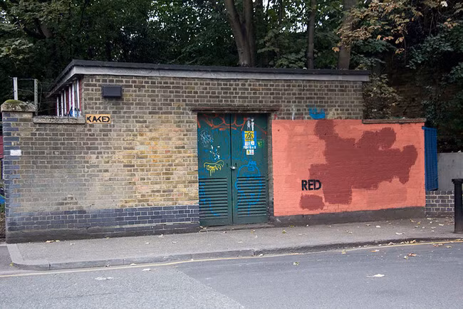 Chỉ vì ngứa mắt với một bức tường, nghệ sĩ Graffiti đã khiến cả thế giới phải cười méo mồm - Ảnh 3.