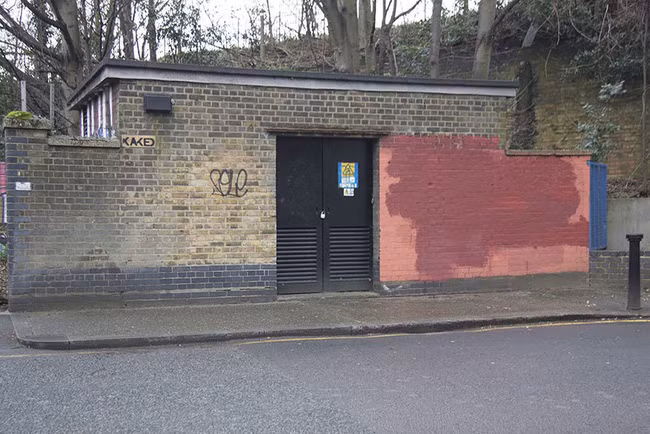 Chỉ vì ngứa mắt với một bức tường, nghệ sĩ Graffiti đã khiến cả thế giới phải cười méo mồm - Ảnh 10.
