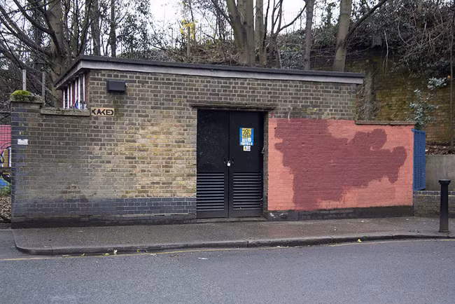 Chỉ vì ngứa mắt với một bức tường, nghệ sĩ Graffiti đã khiến cả thế giới phải cười méo mồm - Ảnh 6.