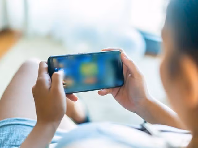 Nam sinh đột tử sau khi dùng điện thoại vì chơi game quá lâu