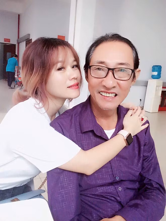 Nghệ sĩ Lê Bình cùng con gái vào giữa năm 2018, lúc ông mới phát hiện bệnh ung thư. Cau chuyen nghe si Le Binh noi voi con gai 20 tuoi gay xuc dong hinh anh 2