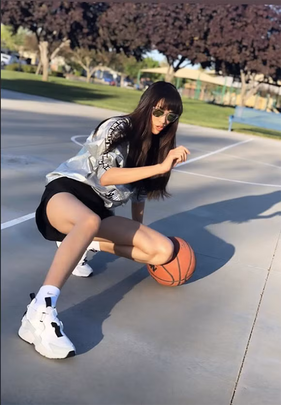 Không còn chút nào gương mặt hoa hậu quốc dân, Phạm Hương biến thành swag girl quá lạ lẫm-3