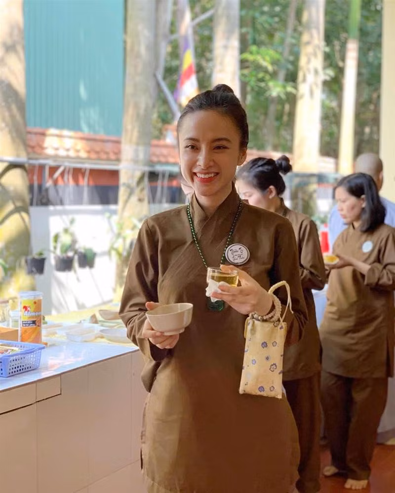 "Cuộc sống của Trinh hiện tại rất bình dị, không sôi nổi như trước nhưng lại quý giá hơn thật nhiều, mang theo cái hương vị tình người, gắn kết, sự sâu lắng nơi con tim với bao điều tốt đẹp luôn hiện hữu phía trước", Angela Phương Trinh chia sẻ.