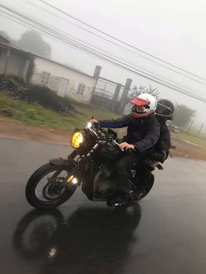 Kelvin Khánh có sở thích đặc biệt với xe phân khối lớn. Đó là lý do từ khi hẹn hò cặp đôi đã thường xuyên đưa đón nhau bằng xe máy. 