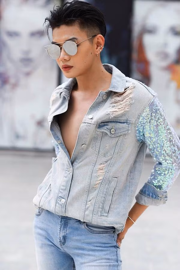 Ca sĩ Đào Bá Lộc khiến chị em ghen tỵ với gia tài toàn... son ảnh 2 trang diem thoi chua du, dao ba loc con khien chi em ghen ty vi gia tai toan la son - 2