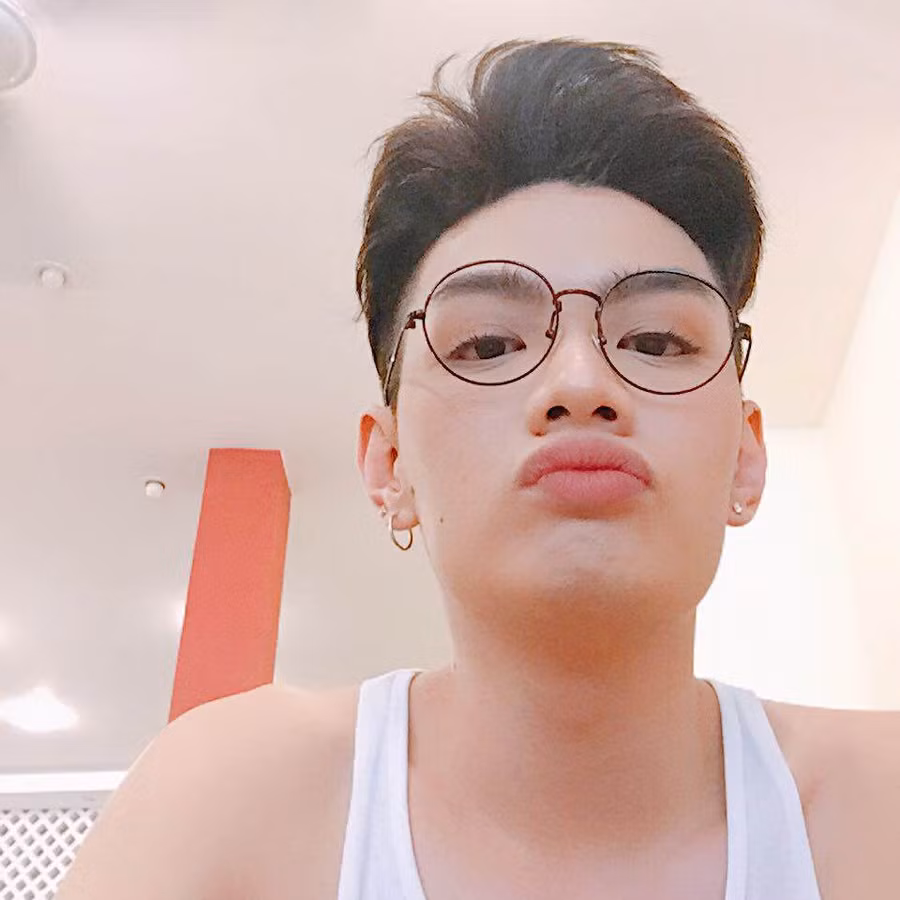 Ca sĩ Đào Bá Lộc khiến chị em ghen tỵ với gia tài toàn... son ảnh 4 trang diem thoi chua du, dao ba loc con khien chi em ghen ty vi gia tai toan la son - 4
