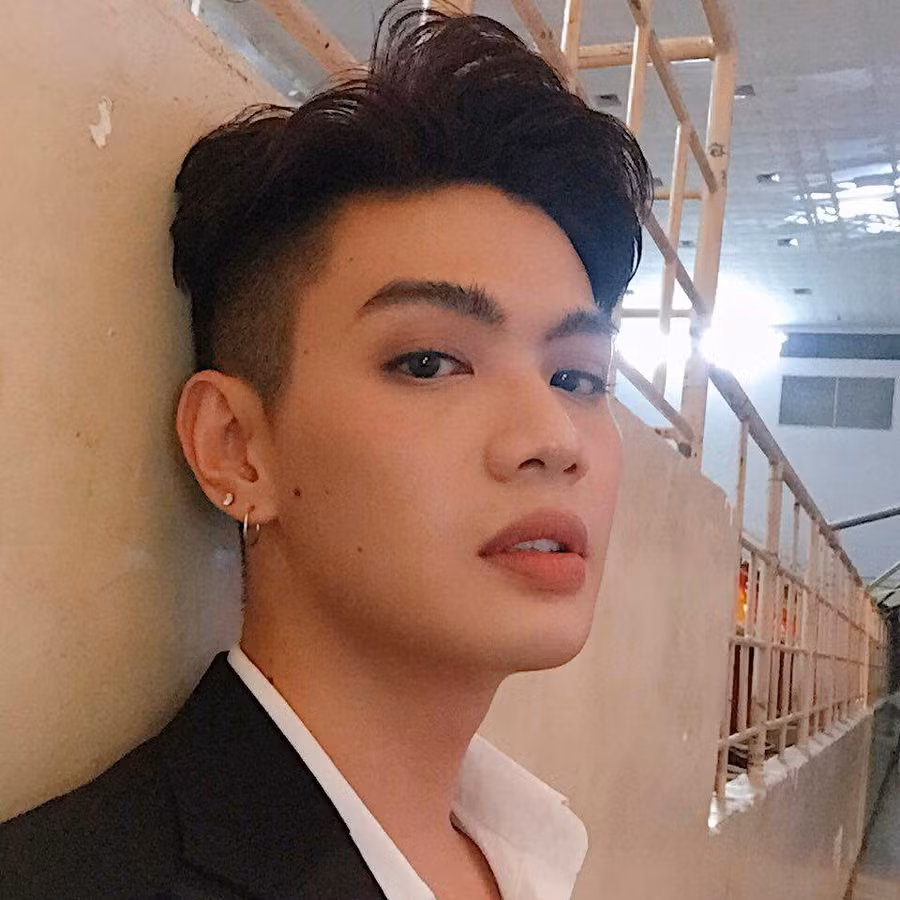 Ca sĩ Đào Bá Lộc khiến chị em ghen tỵ với gia tài toàn... son ảnh 3 trang diem thoi chua du, dao ba loc con khien chi em ghen ty vi gia tai toan la son - 3