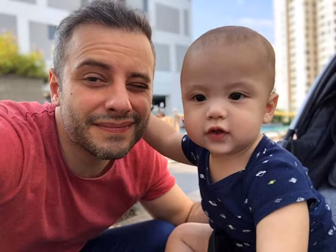 Kha Mỹ Vân chia sẻ nhiều khoảnh khắc đáng yêu của con trai và bạn đời trên trang cá nhân. Cô cho biết bé Mao Mao giống như một liều thuốc bổ, giúp vợ chồng cô hạnh phúc mỗi ngày. Ảnh: FBNV. Cuoc song hanh phuc cua loat quan quan, a quan Next Top Model doi dau hinh anh 5