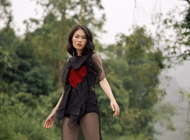 Mai Giang, quán quân Next Top Model 2012, còn giữ kín chuyện đời tư hơn Trang Khiếu. Cô kết hôn vào năm 2014 và đã là bà mẹ hai con nhưng gần như không chia sẻ ảnh gia đình. Trong lần tái xuất mới đây,Mai Giang cho biết vợ chồng cô đã chuyển từ Hải Phòng lên Hà Nội sinh sống khoảng hơn một năm nay. Hai con cũng đã đến tuổi đi học, nên cô yên tâm tiếp tục theo đuổi đam mê người mẫu. 9X tâm sự cô hài lòng với cuộc sống yên bình, không ồn ào thị phi như hiện tại. Cuoc song hanh phuc cua loat quan quan, a quan Next Top Model doi dau hinh anh 3
