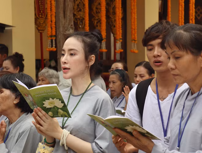  Hình ảnh Angela Phương Trinh rạng rỡ trong màu áo Phật tử đã nhận về rất nhiều lời khen từ công chúng. Không son phấn cầu kỳ, không xiêm y lộng lẫy, bà mẹ nhí xinh đẹp hơn rất nhiều lần so với hình ảnh được nhận xét phản cảm trước đó. 