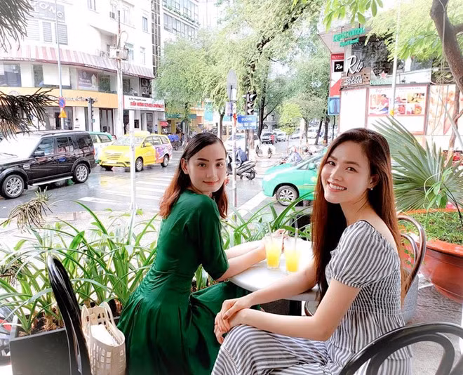 Mới đây, khi về nước trình diễn bộ sưu tập của NTK Thủy Nguyễn, Tuyết Lan tâm sự: "Thật ra trước giờ tôi chưa từng nghĩ sẽ giã từ sàn diễn hay ngành thời trang, chỉ đơn giản ở mỗi giai đoạn bản thân sẽ có những mục đích quan trọng hơn để nghĩ đến, cũng như việc định cư ở Mỹ suốt 6 năm qua. Khán giả trong nước sẽ thắc mắc không biết Tuyết Lan ở đâu hay lâu rồi không thấy xuất hiện. Bận chăm lo cho gia đình, nên tôi càng ít nhận show hơn". Cuoc song hanh phuc cua loat quan quan, a quan Next Top Model doi dau hinh anh 9