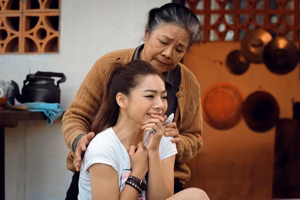 Con gái chưởng môn Vịnh Xuân bị gọi là thảm họa vì diễn cảnh khóc như... đang cười ảnh 2 Con gái chưởng môn Vịnh Xuân bị gọi là thảm họa vì diễn cảnh khóc mà như... đang cười-2