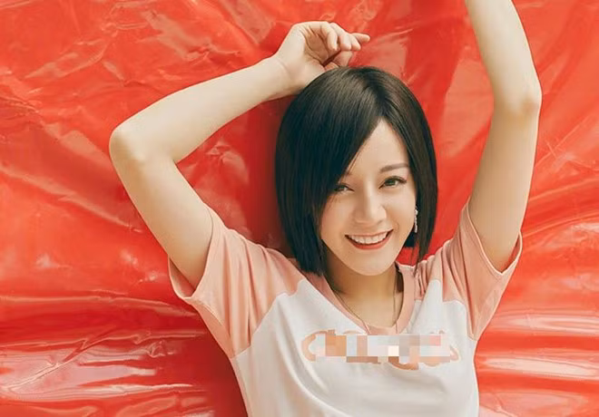 Kiểu tóc mới bị chê là khá cứng và không phù hợp với gương mặt yêu kiều của nữ diễn viên. Hiện tại, vẫn chưa rõ Địch Lệ Nhiệt Ba thay đổi kiểu tóc hay chỉ trang điểm với tóc giả. Nhưng phần đông ý kiến trên Weibo cho rằng cô không nên cắt tóc ngắn vì mất đi phần lớn nét duyên trước đây. Dich Le Nhiet Ba bi che kem xinh, thieu khi chat khi de toc ngan hinh anh 3