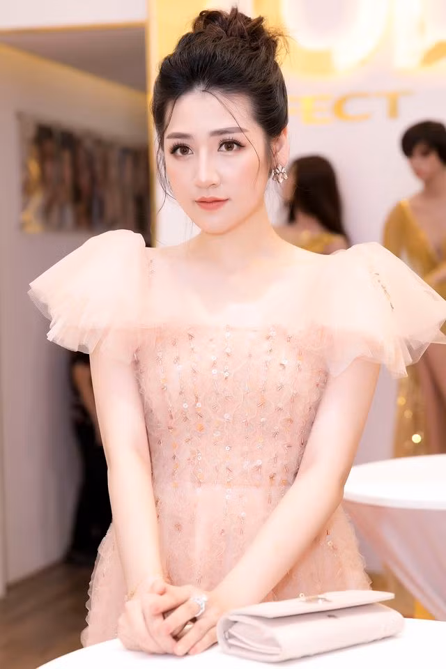 Cận cảnh nhan sắc rực rỡ của “gái một con” Tú Anh - 4