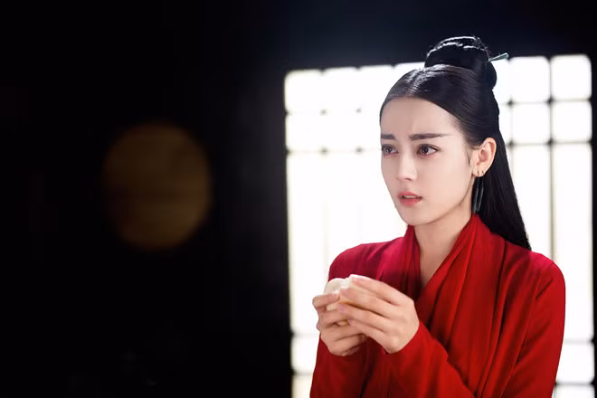 Sau một thời gian bị chê kém sắc, không còn khí chất tiên nữ, gần đây Địch Lệ Nhiệt Ba đã lấy lại phong độ nhan sắc. Cô vẫn giữ được vóc dáng cao, gầy cùng đôi chân dài nuột nà và gương mặt sáng. Dich Le Nhiet Ba bi che kem xinh, thieu khi chat khi de toc ngan hinh anh 6