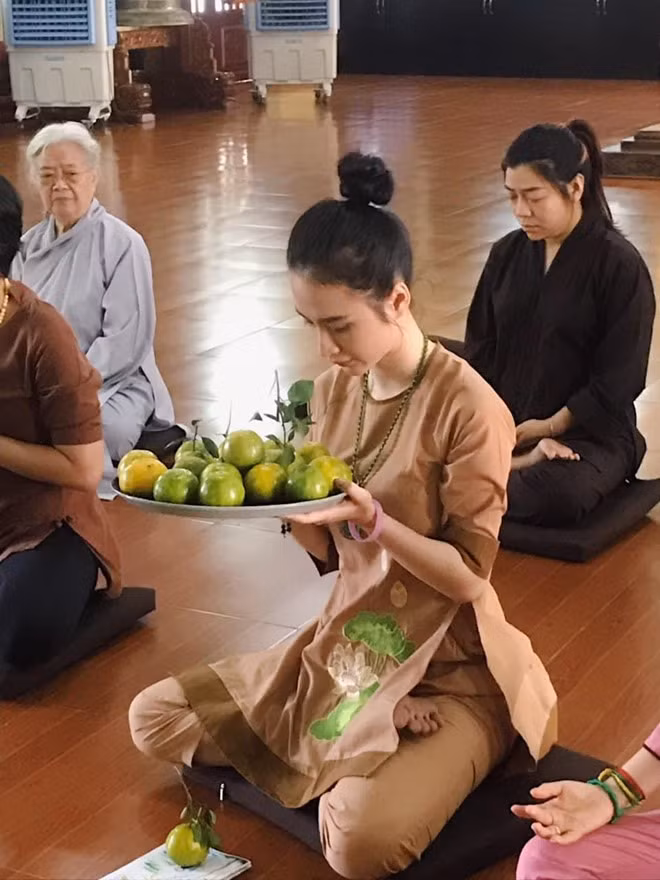 Tuy nhiên, gần 1 năm trở lại đây Angela Phương Trinh khiến nhiều người ngỡ ngàng với hình ảnh kín đáo, mộc mạc. Sau thời gian 