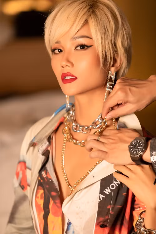 hhen nie khac la voi mai toc bach kim day ca tinh