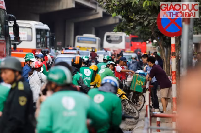 Phía bên ngoài bến xe Nước Ngầm, rất nhiều xe ôm trả khách cho dù có biển báo cấm dừng đỗ.
