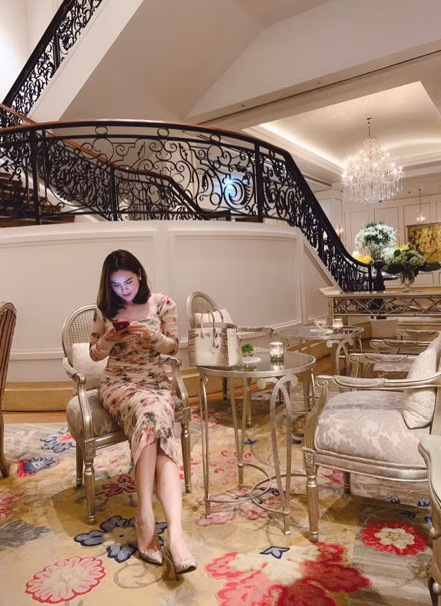 Cuộc sống giàu có của hoa hậu quỳ gối rửa chân cho chồng từng gây xôn xao - Ảnh 5.