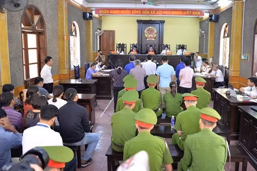 Phiên xét xử sáng 15/10 Phiên xét xử sáng 15/10