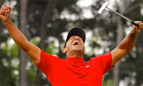 Woods phấn khích với chức vô địch sau cú gạt quyết định ở hố 18 Woods phấn khích với chức vô địch sau cú gạt quyết định ở hố 18