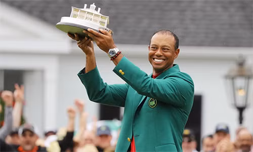Woods khoác chiếc Áo Xanh lần thứ năm tại Masters