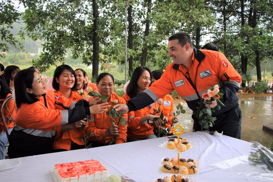 Lãnh đạo công ty tặng hoa. Lãnh đạo công ty tặng hoa.