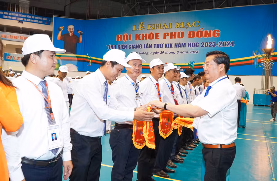 Trao cờ lưu niệm cho các đoàn tham dự Hội khỏe. Trao cờ lưu niệm cho các đoàn tham dự Hội khỏe.