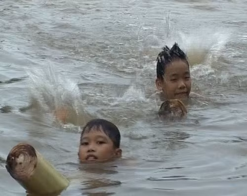 Bè chuối dùng tập bơi. Bè chuối dùng tập bơi.