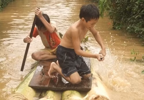 Phương tiện vượt sông của trẻ con nông thôn ngày trước. Phương tiện vượt sông của trẻ con nông thôn ngày trước.