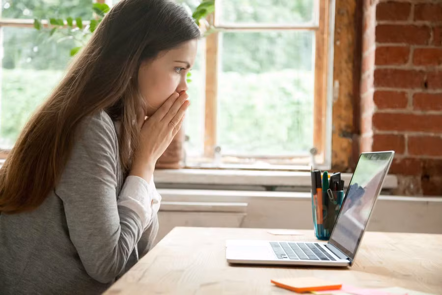 Bạn nên báo cáo kẻ theo dõi con mình qua mạng tới trang web hoặc dịch vụ mà con đã sử dụng. (Ảnh: ITN). Bạn nên báo cáo kẻ theo dõi con mình qua mạng tới trang web hoặc dịch vụ mà con đã sử dụng. (Ảnh: ITN).