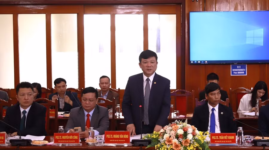 PGS.TS Hoàng Văn Hùng, Giám đốc Đại học Thái Nguyên phát biểu tại hội nghị. PGS.TS Hoàng Văn Hùng, Giám đốc Đại học Thái Nguyên phát biểu tại hội nghị.