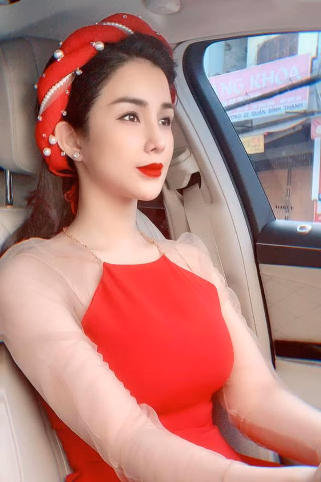 3 ngày Tết ai cũng xúng xính áo dài cách tân nhưng đây mới là 3 kiểu được các người đẹp Vbiz diện nhiều nhất - Ảnh 7. 3 ngày Tết ai cũng xúng xính áo dài cách tân nhưng đây mới là 3 kiểu được các người đẹp Vbiz diện nhiều nhất - Ảnh 7.